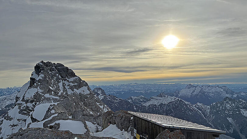 Die Sonne leuchtet über dem Watzmann.