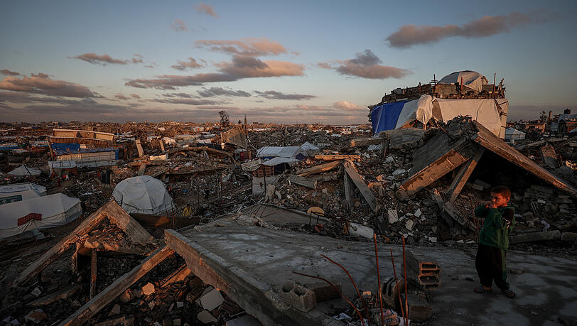 Nur mehr Schutt und Trümmer: Ein kleiner Bub blickt über die völlig zerstörte Stadt Jabalia im nördlichen Gazastreifen.
