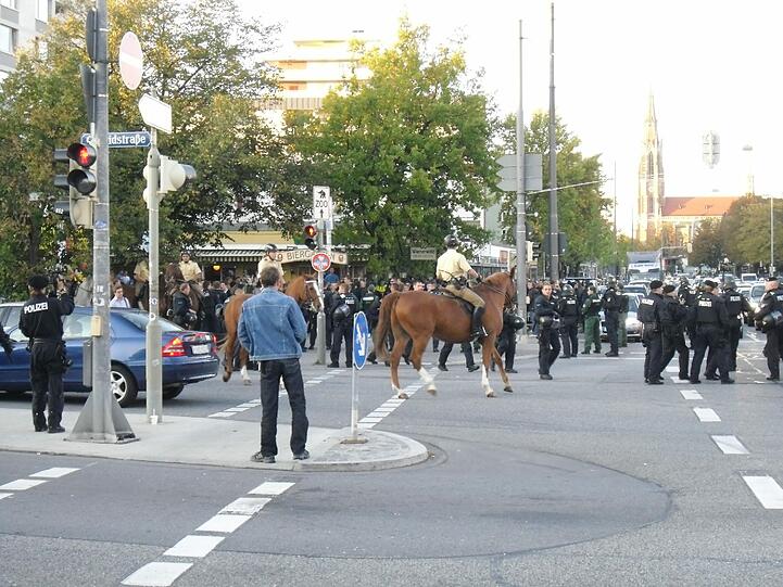 Berittene Polizei überwacht die Löwen-Fans am Wienerwald