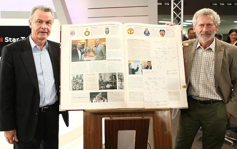 Vorzeitiger Nikolaus: Paul Breitner (r.) schenkt Ex-Trainer Ottmar Hitzfeld am Montagabend eine der limitierten Bayern-Chroniken im Wert von 2999 Euro.