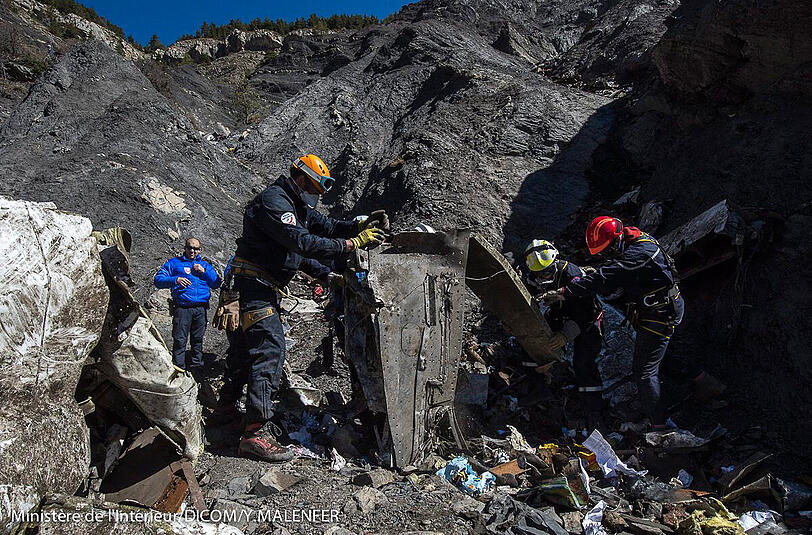 Einsatzkräfte an der Absturzstelle der Germanwings-Katastrophe.