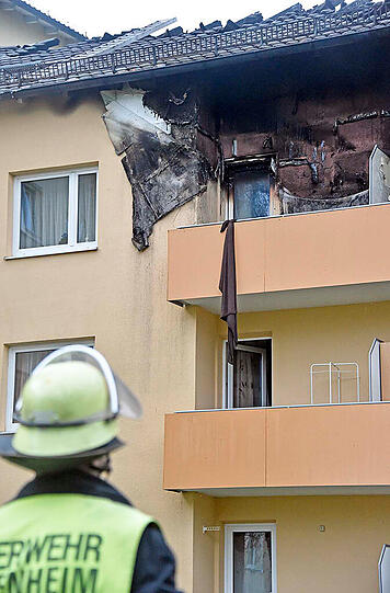 Feuer in einem Rosenheimer Mehrfamilienhaus. Die Bilder vom dramatischen Einsatz.