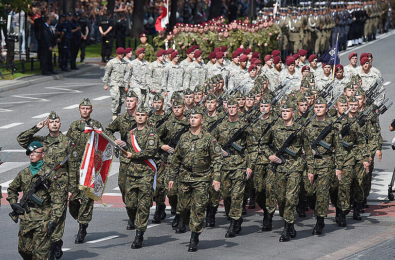 Polnische Soldaten bei einer Militärparade in Warschau. Das polnische Verteidigungsministerium hat seit längerem Pläne, außerdem auch Schützenverbände und andere Gruppen als Freiwillige in die Landesverteidigung einzubinden.