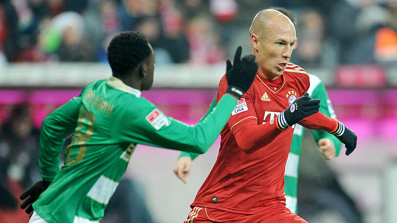 19. Januar 2013: Arjen Robben (rechts) enteilt dem Fürther Abdul Rahman Baba. Was damals noch keiner ahnt - am Saisonende holt der FC Bayern zum ersten Mal in seiner Geschichte das Triple aus Meisterschaft, DFB-Pokal und die Champions League.