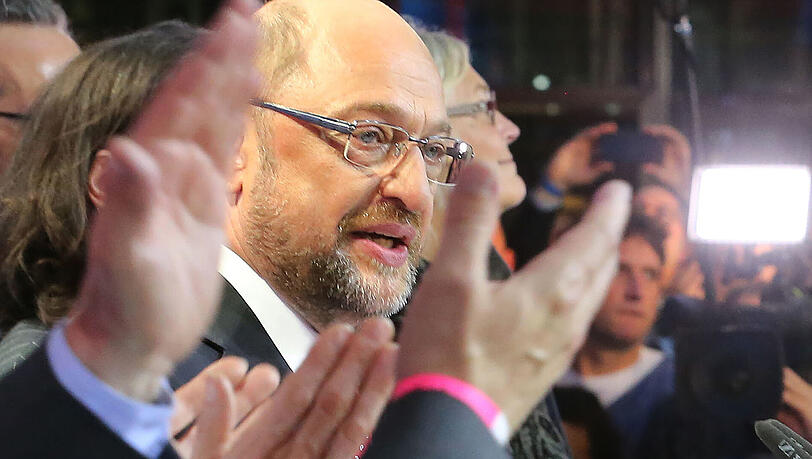 Wahlverlierer: Martin Schulz spricht im Willy-Brandt-Haus von einer bitteren Stunde für die Sozialdemokratie. Wahlverlierer: Martin Schulz spricht im Willy-Brandt-Haus von einer bitteren Stunde für die Sozialdemokratie.