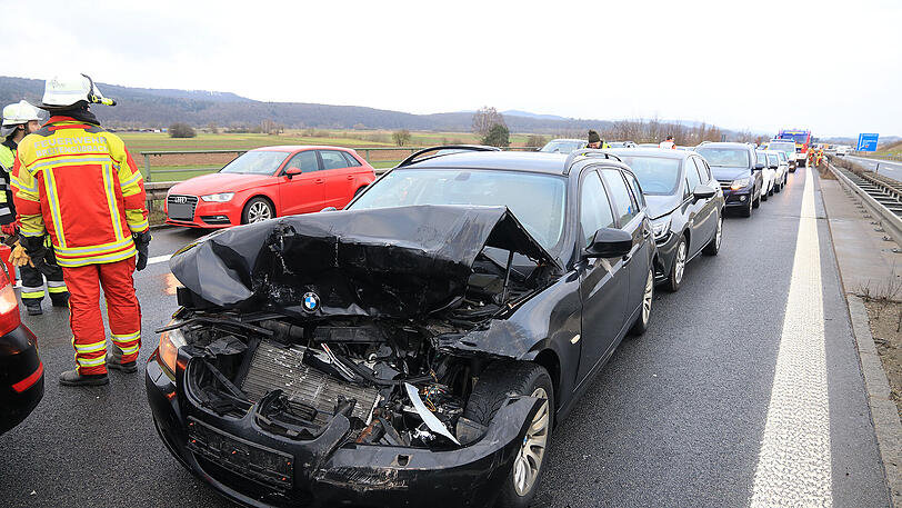 Bei der Massenkarambolage auf der A73 verletzten sich 18 Personen. Die Bilder von der Unfallstelle bei Breitengüßbach zum Durchklicken.
