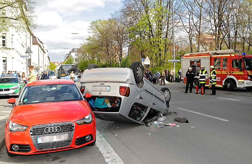 ...und knallte gegen den parkenden Audi.
