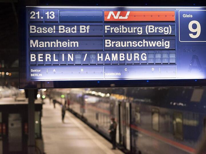 Ein Nachtzug der Österreichischen Bundesbahnen (ÖBB) vor der Fahrt von Zürich nach Hamburg.