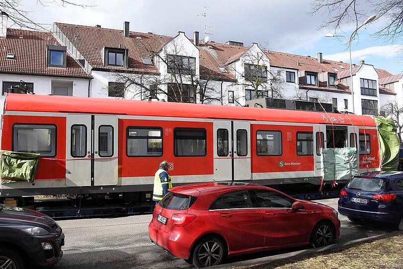 Am Samstag ist das Wrack des südlichen Triebkopfes auf einen Spezial-Tieflader verladen und über die B 11 und durch München zur Firma Schmidbauer nach Gräfelfing transportiert worden.
