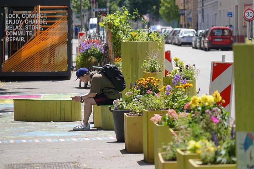 Ziemlich verwaist: Die verkehrsberuhigte Schießstättstraße im Westend.