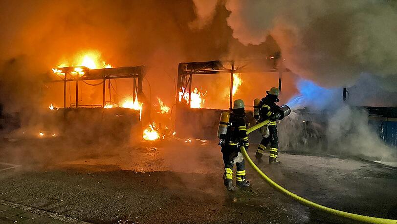Nach 30 Minuten meldeten die Einsatzkräfte "Feuer aus", die Nachlöscharbeiten dauerten noch bis 7 Uhr an.