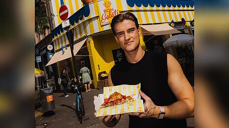 Influencer Riiton mit der n&auml;chsten Croissant-Kreation.