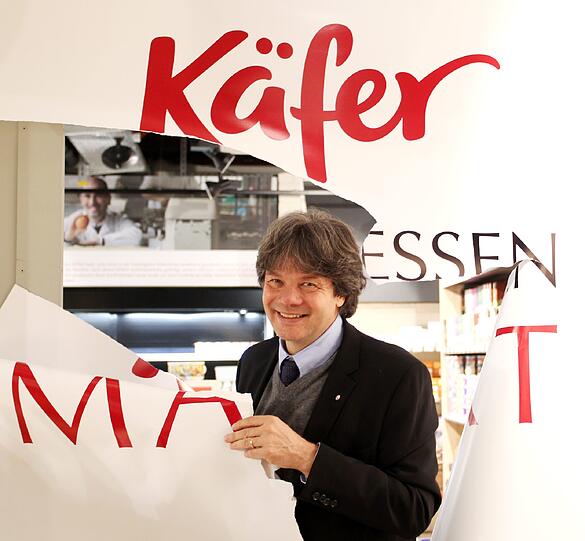 Michael Käfer vor seinem Delikatessen-Markt in Schwabing.