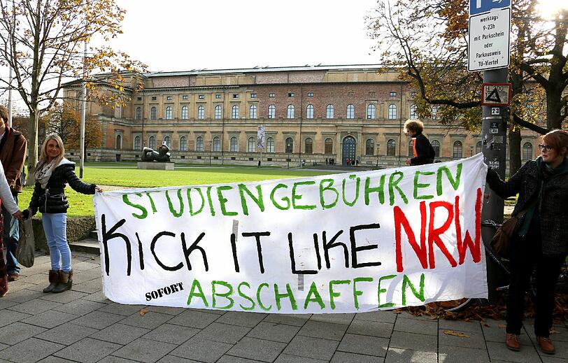 Menschenkette gegen Studiengebühren? Jetzt geht es eher um eine Schlange vor den Eintragungs-Stellen.