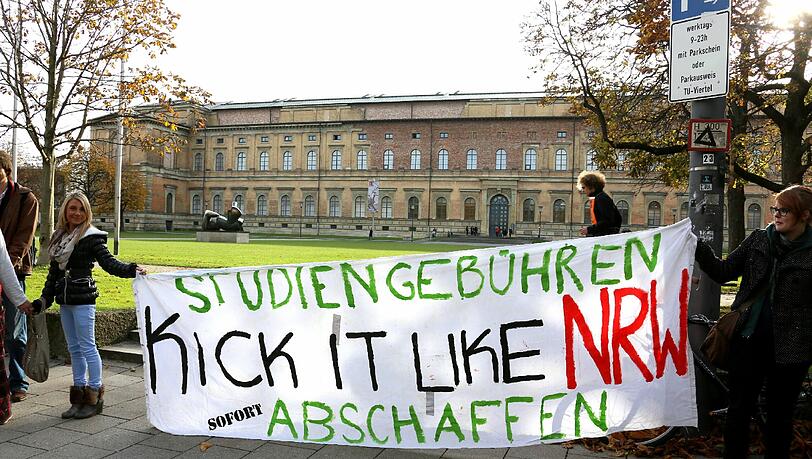 Menschenkette gegen Studiengebühren? Jetzt geht es eher um eine Schlange vor den Eintragungs-Stellen. Menschenkette gegen Studiengebühren? Jetzt geht es eher um eine Schlange vor den Eintragungs-Stellen.