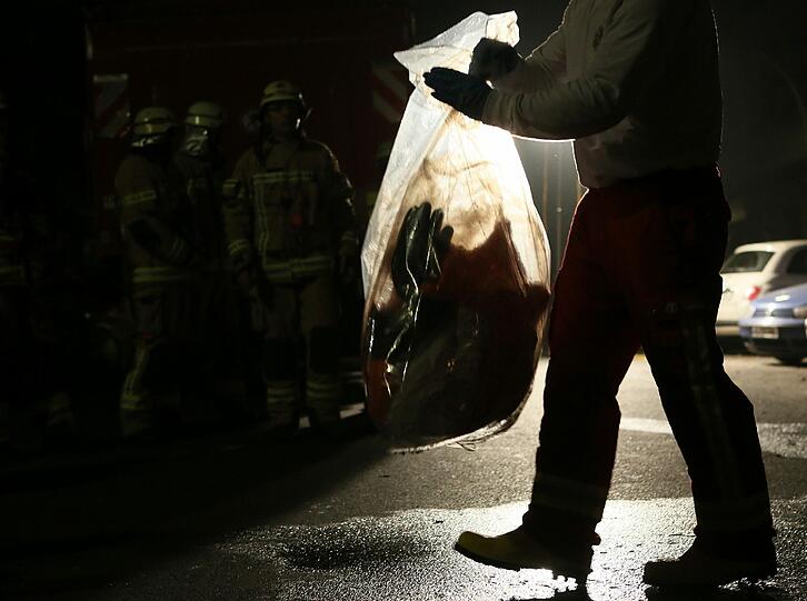 Ebola-Alarm: Ein Feuerwehrmann entsorgt einen gebrauchten Schutzanzug in einer Plastiktüte.