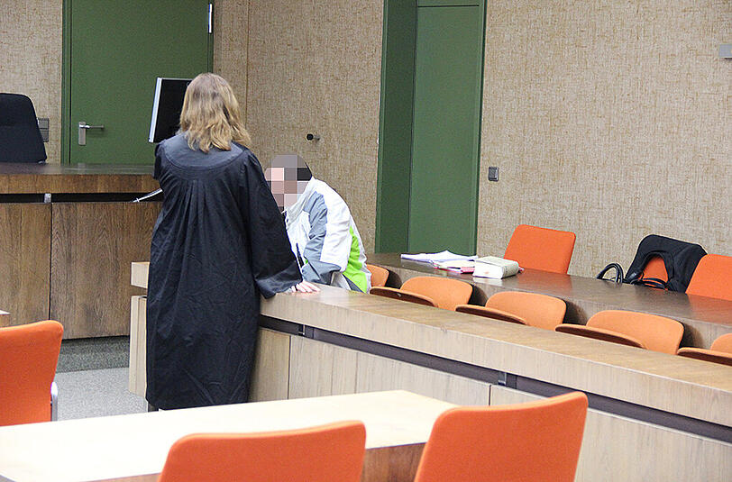 Missbrauch gestanden: Der Angeklagte mit seiner Anwältin.