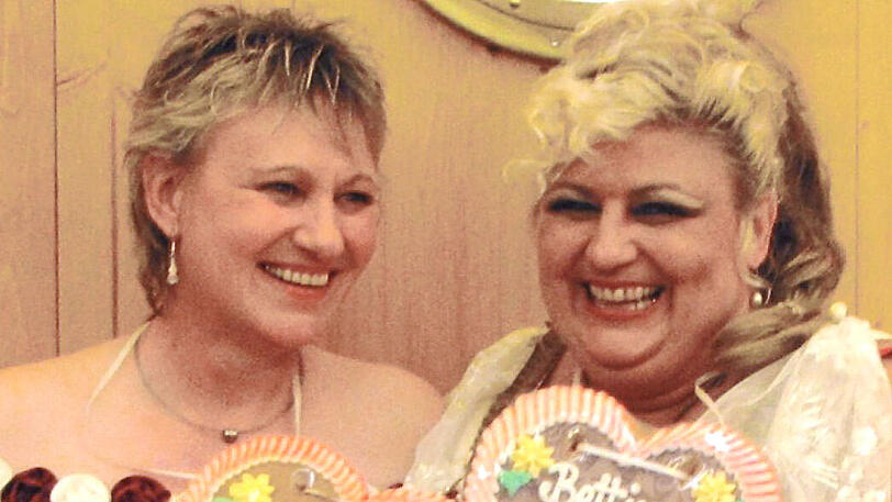 Feiern ihre Hochzeit auf der Wiesn: Bei Bettina von Haken (r.) und ihrer Frau hat das Traditon.