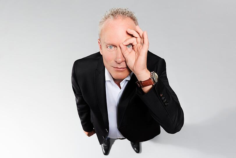 TV-Detektiv  Jürgen Trovato  macht keine Gefangenen (sagt zumindest sein Blick). Ist jetzt schon am Nörgeln und am Lästern. Seine homophoben Sprüche kann er sich aber sparen. Das Wort "schwul" verwendet er mit negativer Konnotation.  Nerv-Faktor:  9/10.  Sieges-Chancen:  30 %.