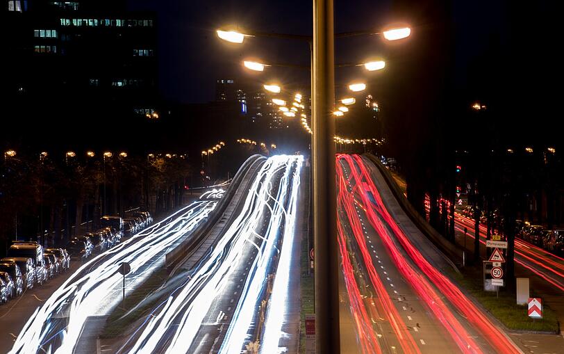 80 km/h schneller als die Polizei erlaubt und völlig uneinsichtig: Ein junger Raser ist am Wochenende auf dem Mittleren Ring gestoppt worden.
