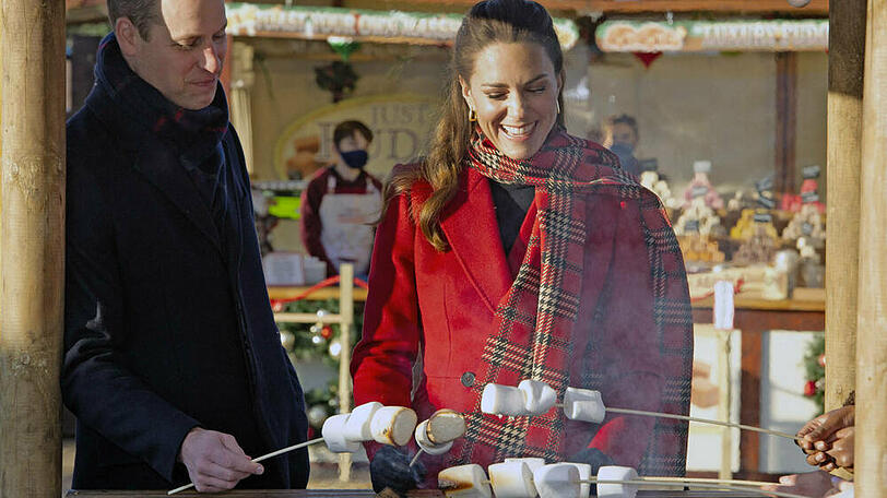Prinz William und seine Frau haben sichtlich Freud beim Grillen von Marshmallows.