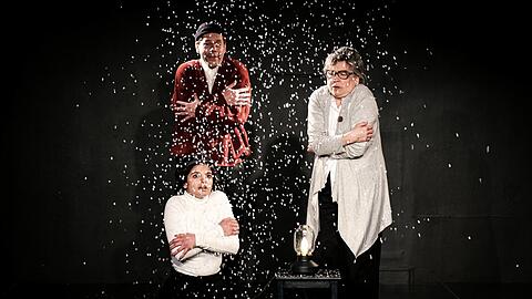 Im heißen Widerstand gegen die Nazis im verschneiten Warschau: Leyla Bischoff, Jan Viethen und Ursula Berlinghof (von links).