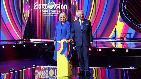 Königin Camilla und König Charles III. bei der Enthüllung des ESC-Bühnenbildes in Liverpool.