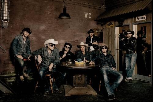 Hauptstadtcowboys auf Ochsentour: BossHoss bringen dem Country beim heutigen Konzert in der Fürther Stadthalle Rocktöne bei.