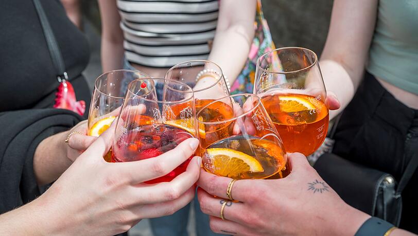 Salute, Cheers, Prost: Fünf Personen stoßen mit Aperol Spritz an. (Archivbild) Salute, Cheers, Prost: Fünf Personen stoßen mit Aperol Spritz an. (Archivbild)