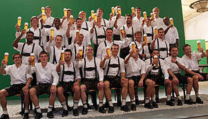 Der FC Bayern beim Paulaner Lederhosen Shooting im Nockerberg Biergarten.