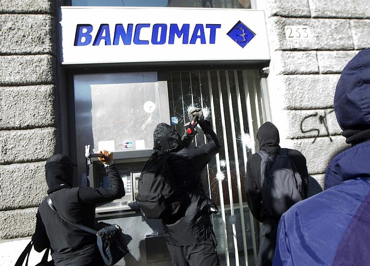 Brennende Autos, aufgebrachte Demonstranten, zerstörte Schaufensterscheiben: In Rom eskalierten die Proteste gegen die Bankenmacht und staatliche Sparkurse. Die Bilder von den Ausschreitungen.