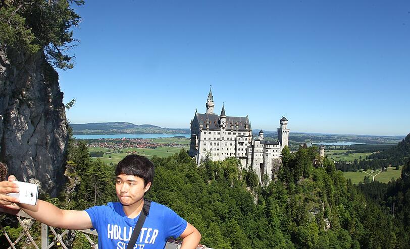Nach jahrelanger Sanierung der Fassaden von Schloss Neuschwanstein können die Besucher wieder einen freien Blick auf das Märchenschloss genießen.