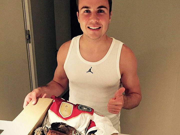 Mario Götze präsentiert sein Werk