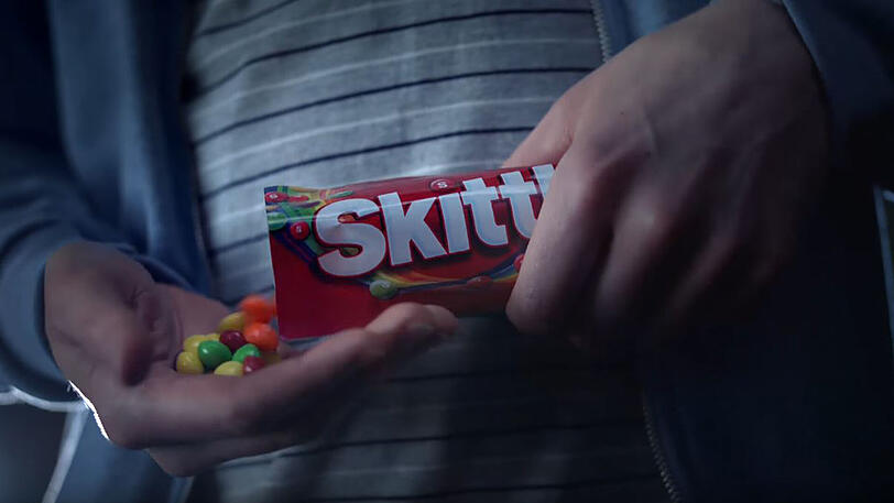 Der Süßigkeitenhersteller Skittels präsentiert seinen Werbe-Spot für den Super Bowl.