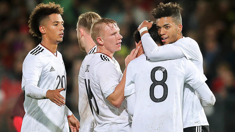 Die deutschen Spieler Thilo Kehrer, Phillipp Ochs, Mahmoud Dahoud und Benjamin Henrichs (von links) jubeln über Dahouds Treffer zum 2:0.