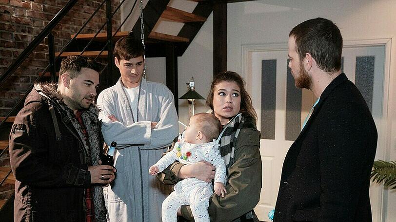 "Unter uns": Easy (l.), Ringo (Timothy Boldt, 2.v.l.), Vivien und Tobias sind überrumpelt, als sie sich mit einem Findelkind konfrontiert sehen