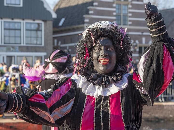 Gegner des Brauchs sagen, dass solche Darstellungen von "Zwarte" Piet rassistische Stereotypen fördern.