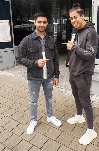 Elektriker Ali (21, l.), hier mit seinem Spezl Tamir (21), trainiert seinen Körper im Fitnessstudio, "um Frauen zu beeindrucken". Elektriker Ali (21, l.), hier mit seinem Spezl Tamir (21), trainiert seinen Körper im Fitnessstudio, "um Frauen zu beeindrucken".