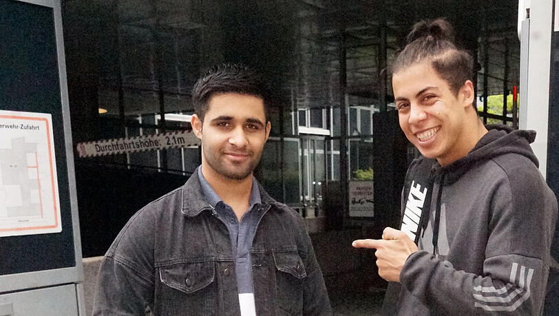 Elektriker Ali (21, l.), hier mit seinem Spezl Tamir (21), trainiert seinen Körper im Fitnessstudio, "um Frauen zu beeindrucken". Elektriker Ali (21, l.), hier mit seinem Spezl Tamir (21), trainiert seinen Körper im Fitnessstudio, "um Frauen zu beeindrucken".