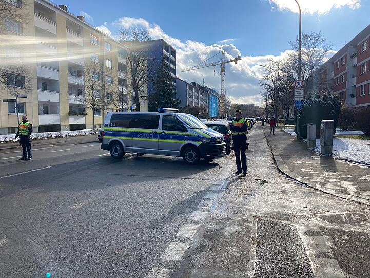 Die Polizei hatte zwischenzeitlich Straßensperren eingerichtet.
