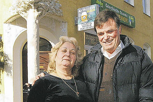 Dimitros Marantos und seine Frau: In 31 Jahren in der Giesinger Edelweißstraße wurde der Wirt zu einer Institution.