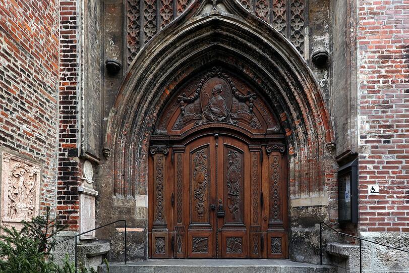 Prachtvolle Arbeit: die 1772 von Ignaz Günther geschnitzten Flügel des Benno-Portals.
