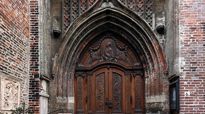 Prachtvolle Arbeit: die 1772 von Ignaz Günther geschnitzten Flügel des Benno-Portals.
