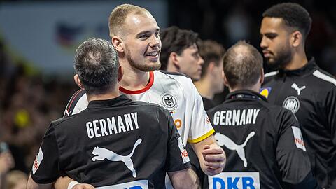 Die deutschen Handballer um Tim Zechel (M.) gewannen gegen Spanien.