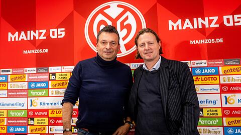 Der Däne Bo Henriksen (r) steht neben dem Mainzer Sportvorstand Christian Heidel.