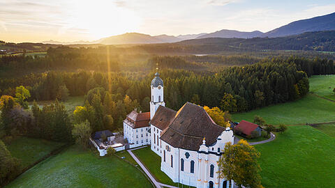 Ein Kleinod des Rokoko: Die Wieskirche bei Steingaden.