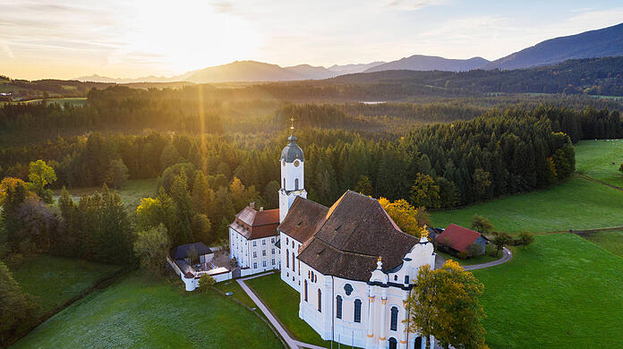 Ein Kleinod des Rokoko: Die Wieskirche bei Steingaden.