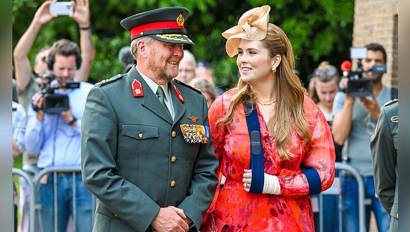 Noch mit Armschlinge, aber strahlendem Lächeln: Kronprinzessin Amalia und ihr Vater, König Willem-Alexander, bei einem Auftritt am Mittwoch.