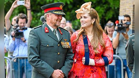 Noch mit Armschlinge, aber strahlendem Lächeln: Kronprinzessin Amalia und ihr Vater, König Willem-Alexander, bei einem Auftritt am Mittwoch.