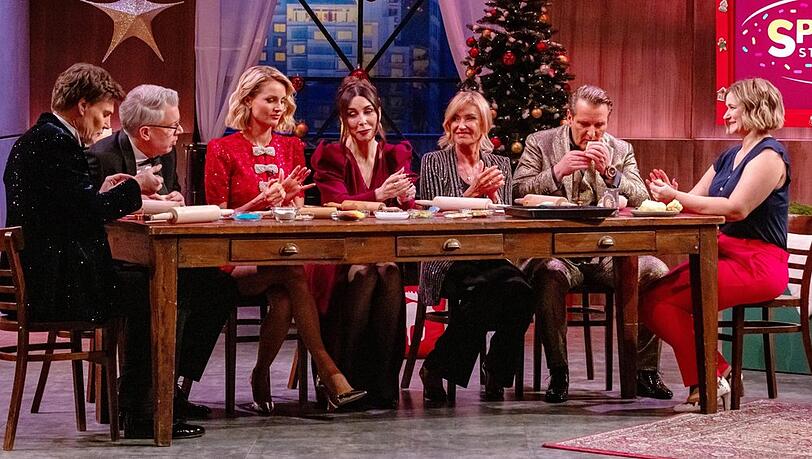 "Die Löwen" feiern unter anderem mit Jennifer Kraus und ihrer "Streuselade" Weihnachten.